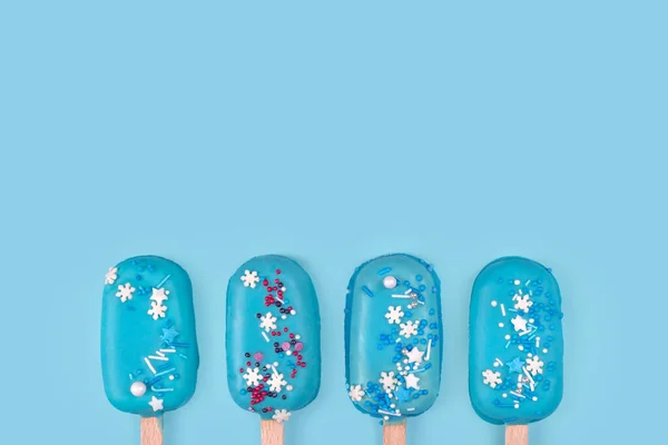 Вкусное Освежающее Мороженое Палочках Голубое Мятное Мороженое Мороженым Синем Фоне — стоковое фото