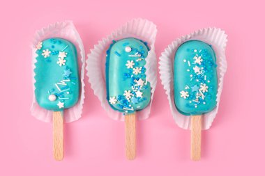 Lezzetli ve taze dondurmalar. Pastel pembe arka planda mavi naneli dondurma. Minimum yaz konsepti. Düz yatıyordu.