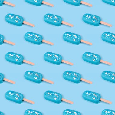 Lezzetli ve taze dondurmalar. Kusursuz desenli mavi naneli dondurma, mavi arka planda buzlu dondurma. Minimum yaz konsepti. Düz konum, metin için ücretsiz telif alanı