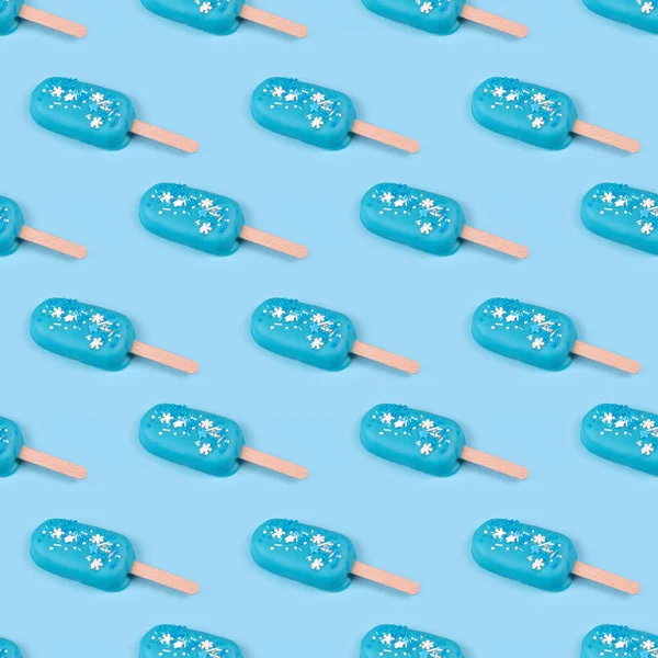 Lezzetli ve taze dondurmalar. Kusursuz desenli mavi naneli dondurma, mavi arka planda buzlu dondurma. Minimum yaz konsepti. Düz konum, metin için ücretsiz telif alanı