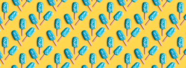 Sarı arka planda mavi naneli dondurma. Lezzetli ve taze dondurmalar. Basit şablon, minimum yaz konsepti. Düz yatıyordu.