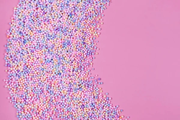 Haufen Pastellfarbener Kugeln Auf Rosa Styropor Oder Polystyrolschaum Hintergrund Mischung — Stockfoto