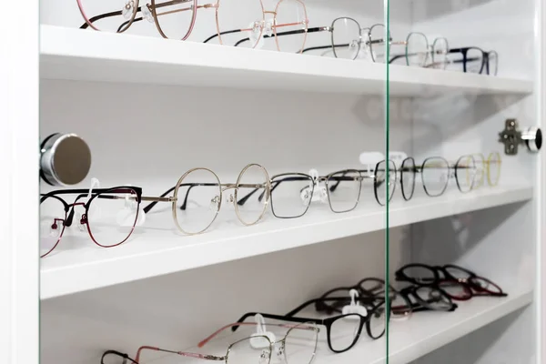 Gafas Graduadas Tienda Óptica Moda Diferentes Gafas Estante Blanco Centro — Foto de Stock