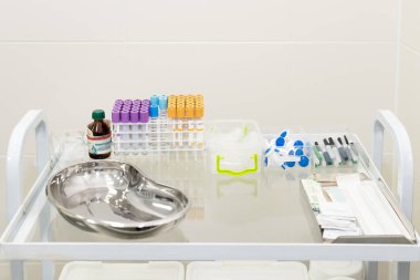 Boş kan tüpü testleri hematoloji laboratuvarında analiz için hazır. Kan tüpleri laboratuarda..