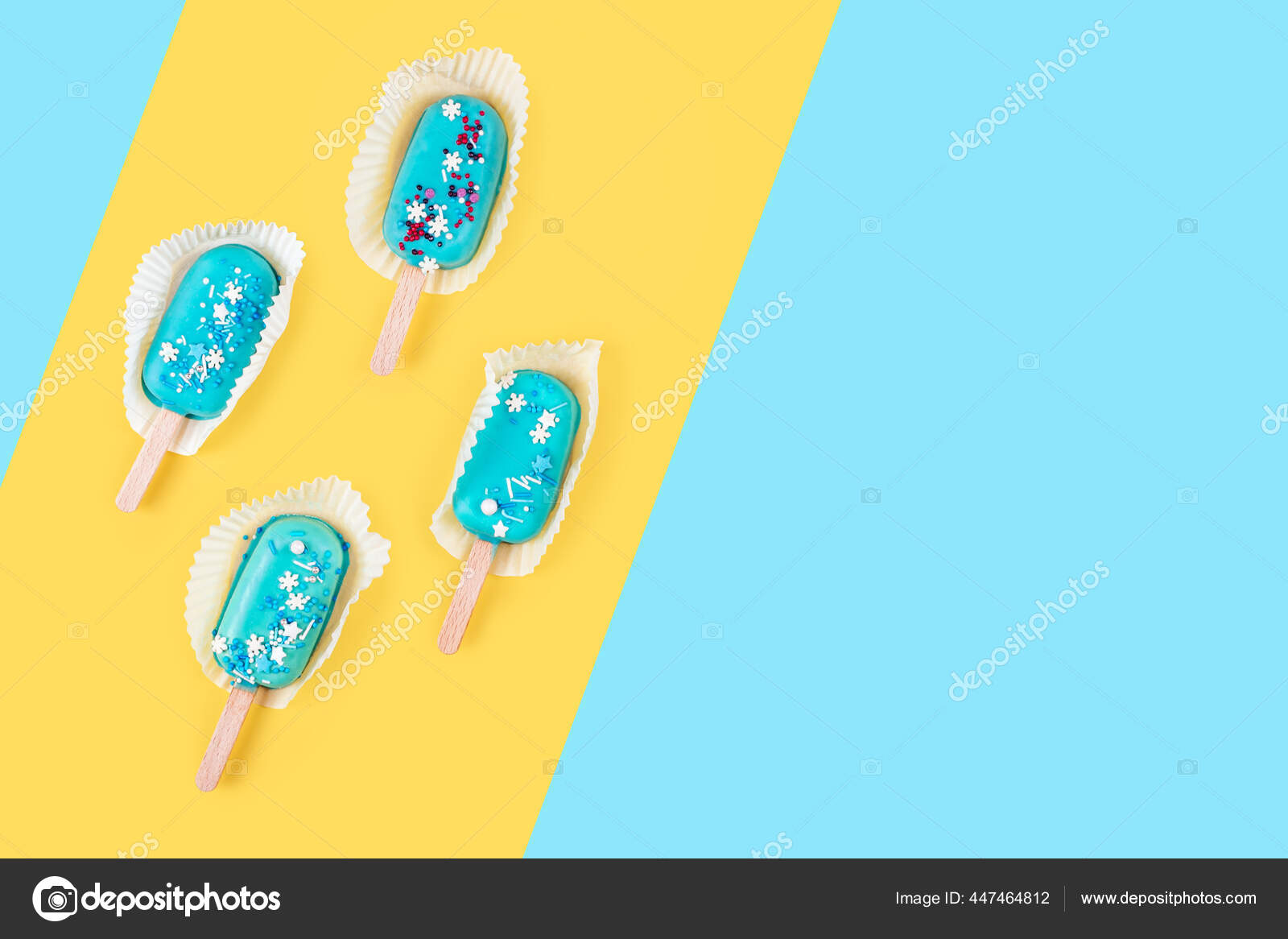 黄色と青のパステルカラーの背景にブルーミントアイスのアイスポプシクル おいしいとスティック上のさわやかなアイスクリーム 最小限の夏のコンセプト フラットレイアウト テキスト用のコピースペース ストック写真 C Magryt Artur