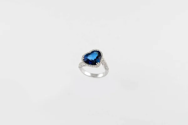 Herzförmiger blauer Saphir-Edelring isoliert auf weißem Hintergrund. Weißgoldener Ring mit blauem Edelstein. Schmuck, Modeschmuck Thema. — Stockfoto