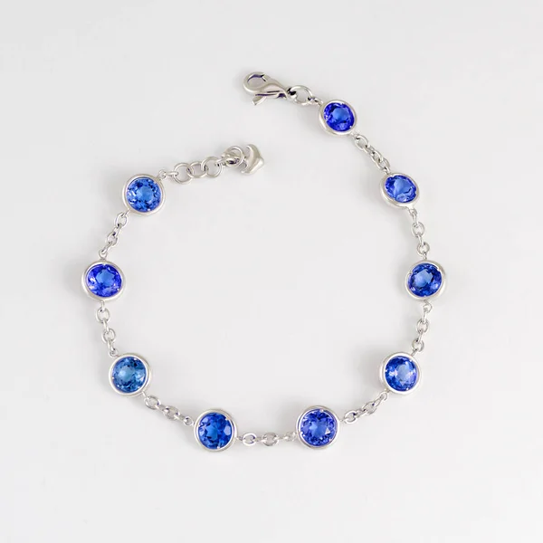Moda pulseira de safira azul no fundo branco. Tema de jóias. — Fotografia de Stock