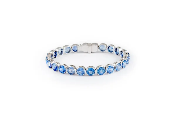 Bracciale in zaffiro blu moda su sfondo bianco. Tema gioielli. — Foto Stock