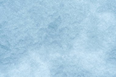 Kar dokusu. Pencereyi kaplayan kar, karlı kış havası. Pencereler yoğun karla kaplı. Tasarım için soyut arkaplan, doku