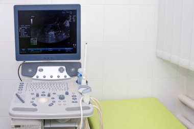 Hastanenin laboratuarında ultrasonografi makinesi olan muayene odasının içi. Modern tıbbi ekipman geçmişi