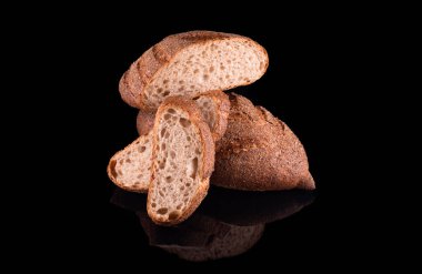 Siyah üzerine izole edilmiş taze ev yapımı ekmek. Yarım çavdar ekmeğini dilimlerle dilimle. Sağlıklı beslenme ve geleneksel fırın, ekmek pişirme konsepti.