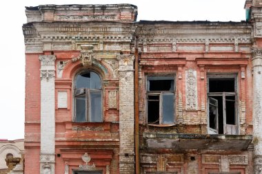 Eski yıkılmış ve terk edilmiş bir harabe. Tamir gerektiren eski hasarlı ev.