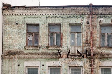 Eski yıkılmış ve terk edilmiş bir harabe. Tamir gerektiren eski hasarlı ev.