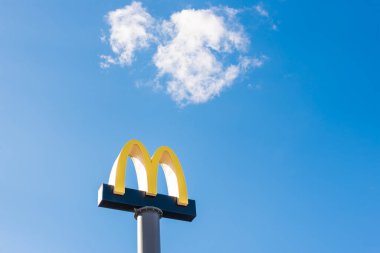 Kyiv, Ukrayna - 06 Mart 2021: Mavi gökyüzünde McDonald 's restoranlarının logosu. McDonald 's Corporation, dünyanın en büyük fast food restoranları zinciri.