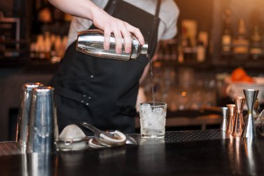 Barmen gösterisi. Barmen gece kulübünde kokteyl hazırlıyor.