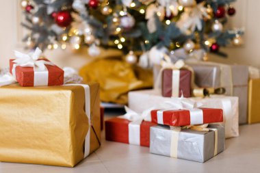 Altında hediyeler olan Noel ağacıyla süslenmiş güzel bir holdiay odası. Yeni yıl dekorasyonları.