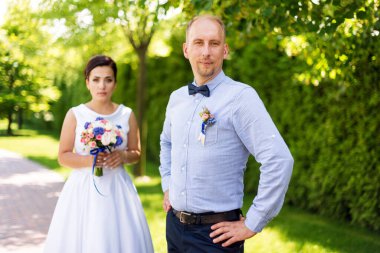 Mutlu genç bir çift parkta eğleniyor. Gelin ve damat birlikte, aşk ve evlilik teması