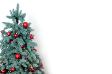 Beyaz arkaplanda dekore edilmiş noel ağacı ve metin için boş alan