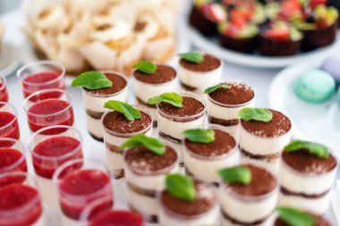 Masada nane şekerli tiramisu kekleri. Tatlı tatlılar. Seçici odak