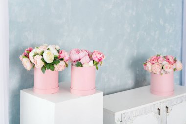 Lüks hediye kutularında çiçekler. Kağıt kutuda pembe ve beyaz şakayık demeti. Yazı için ücretsiz telif alanı olan şapka kutusu modeli. İç dekorasyon pastel renklerle.