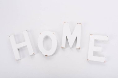 Dekoratif harfler beyaz arka planda ev kelimesini oluşturuyor. Kırsal iç dekorasyon.