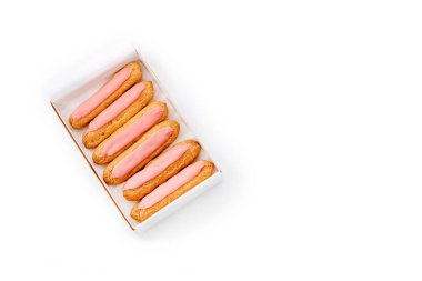 Beyaz arka planda altı tane taze pembe kek olan karton kutuyu aç. Üst görünüm, metin için boşluk. Sağlıksız ya da diyet konsepti