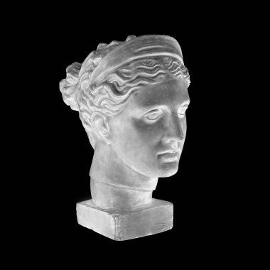 Genç bir kadının mermer kafası, Antik Yunan tanrıçası büstü, siyah arka planda izole edilmiş.