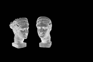 Genç bir kadının mermer kafası, antik Yunan tanrıça büstü, siyah arka planda izole edilmiş.