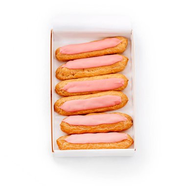 Beyaz arka planda altı tane taze pembe kek olan karton kutuyu aç. Sweets, üst manzara. Sağlıksız ya da diyet konsepti