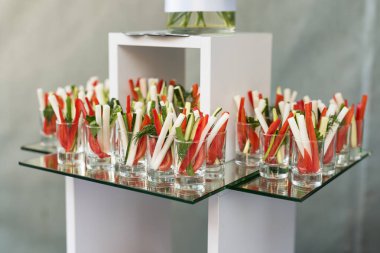 Taze salatalık, kuşkonmaz ve biber aperatifleri.