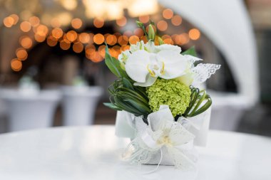 Açık hava restoranındaki masada çiçekler. Yazlık bir kafe terası. Düğün resepsiyonu ya da etkinlik için masa ayarlayın. Metin için alanı kopyala