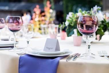 Tatiller ve düğün yemeği için çiçek masası süslemeleri. Açık hava restoranında tatil, etkinlik, parti veya düğün resepsiyonu için masa hazır.