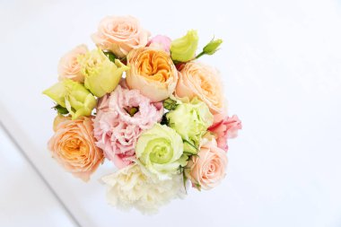 Tatiller ve düğün yemeği için çiçek masası süslemeleri. Açık hava restoranında tatil, etkinlik, parti veya düğün resepsiyonu için masa hazır.