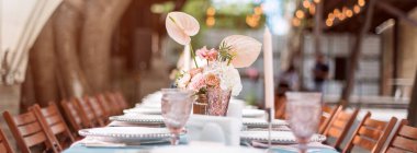 Tatiller ve düğün yemeği için çiçek masası süslemeleri. Tatil, etkinlik, parti ya da açık hava restoranında düğün için masa hazır. Web sitesi için pankart