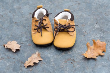 Ormanda bebek botları. Sonbahar yapraklı çocuk ayakkabıları.
