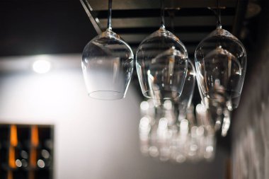 Restoranda boş bardaklar asılıydı..