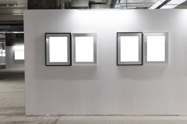 Model yap. Beyaz duvardaki boş resim çerçeveleri. Boş çerçeveli galeri duvarı