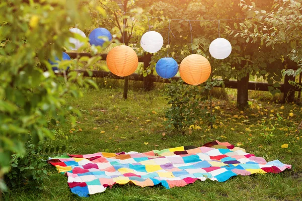 Picknickplaats Buiten Met Plaid Papieren Lantaarns Feestdag Feestconcept Romantiek Liefdesdatum — Stockfoto