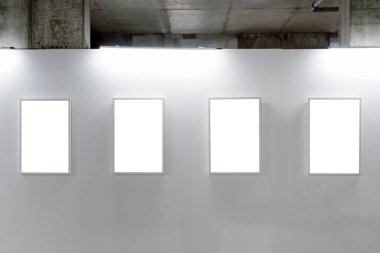 Model yap. Beyaz duvardaki boş resim çerçeveleri. Boş çerçeveli galeri duvarı