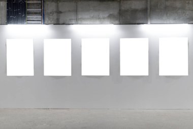 Model yap. Beyaz duvardaki boş resim çerçeveleri. Boş çerçeveli galeri duvarı