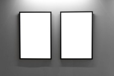 Model yap. Çatı katının içindeki gri duvardaki boş resim çerçeveleri. Kapalı alanda boş poster çerçeveleri olan galeri duvarı