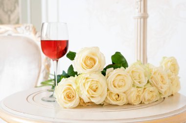 Sevgililer Günü için şarap kadehi ve güllerle romantik bir tatil kompozisyonu. Aşk, hediye ve bahar tatili geçmişi