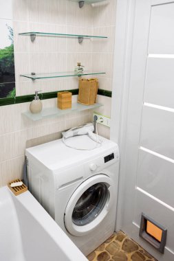 Küçük, modern banyo içi. İyi organize edilmiş alan.