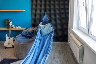 Modern tarzda hamağı olan bir oturma odası.