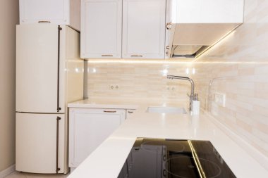 Lüks bir evde modern, parlak, temiz bir mutfak. Klasik veya klasik elementlerle iç tasarım. Pratik ve iyi döşenmiş mutfak.