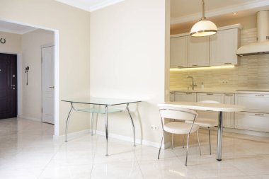 Lüks bir evde modern, parlak, temiz bir mutfak. Klasik veya klasik elementlerle iç tasarım. Pratik ve iyi döşenmiş mutfak.