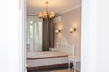 Küçük, modern bir yatak odası. Pastel renkler, iç tasarım