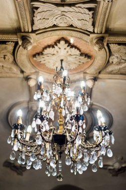 Katedral Hıristiyan kilisesinde, prezervatifin altında eski bir bronz avize.