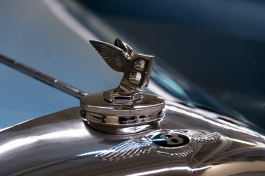 NOVI PETRIVTSI, UKRAINE - Nisan 2017: Bentley logosu. Eski model araç ön tarafı. Eski Araçlar Müzesi Ukrayna 'nın eski başkanı Viktor Yanukovich' in evinde..