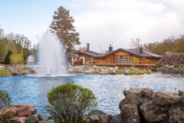 Yazın göllü ve çeşmeli süs bahçeleri.